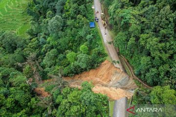 Begini kondisi jalan Cipanas - Citorek yang terputus akibat longsor di Sobang