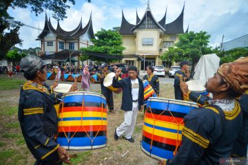 Tradisi membuat Katupek Dendeng Rabu diramaikan atraksi Gandang Tasa