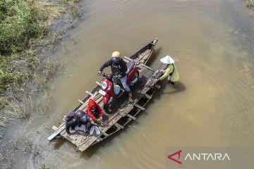 Warga mengais rezeki dari meluapnya Sungai Batanghari, Jambi