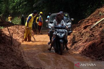 Begini kondisi jalan yang dibuka usai tertutup longsor di Sukabumi