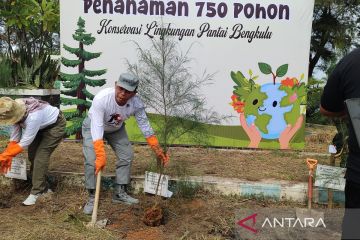 Bakamla tanam 750 bibit pohon dan bersih pantai di Bengkulu