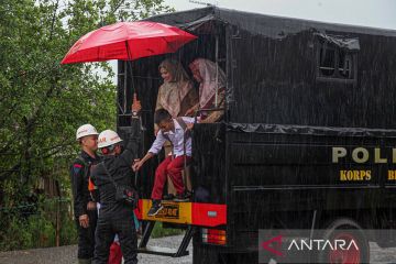 SAR Brimob layani antar jemput siswa sekolah terdampak bencana pergeseran tanah