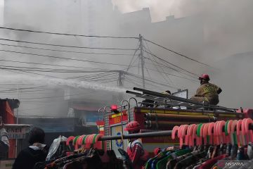 Kebakaran di Kemayoran diduga dari rumah pengepul sampah plastik