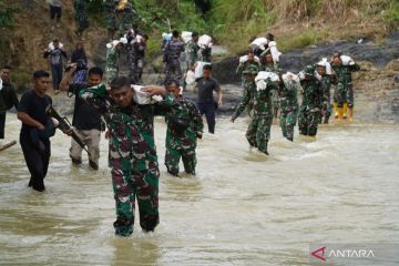 Prajurit TNI pikul material renovasi makam pahlawan nasional di Aceh