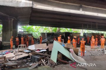 Ratusan petugas singkirkan lapak di kolong Tol Angke