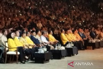 Puan hadiri HUT Ke-60 Golkar dan duduk di samping Prabowo-Gibran