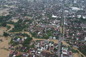 Dua warga Ponorogo tewas terseret banjir