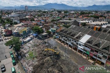 Pasar Induk Caringin Bandung mengalami persoalan sampah