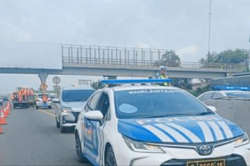 Petugas mulai terapkan "contraflow" di Tol Jakarta-Cikampek