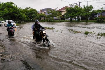 Air kanal Borong meluap hingga menggenangi ruas jalan
