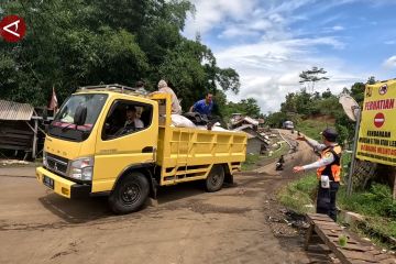 Khawatir jalanan ambles, Dishub Sukabumi berlakukan buka-tutup jalan