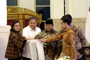 Presiden serahkan DIPA dan TKD 2025 secara digital