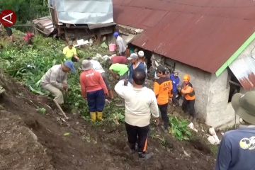 Hujan lebat dan lama picu longsor hancurkan 3 rumah di Ngawi