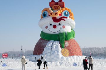 Melirik deretan patung salju unik di "Kota Es" China