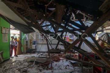 Atap sekolah ambruk di Depok