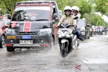 Banjir rob dan genangan air akibat hujan di Banjarmasin