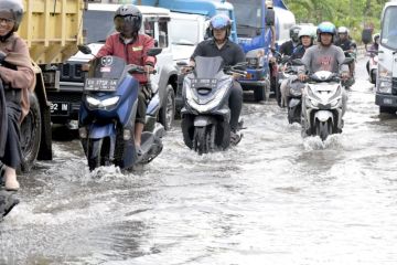 Banjir rob dan genangan air akibat hujan di Banjarmasin