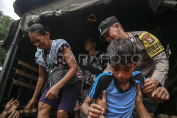 Evakuasi warga di zona merah erupsi Gunung Ibu