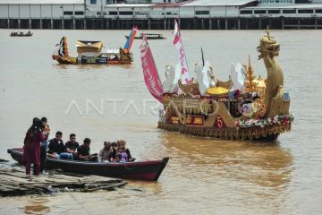 Lomba perahu hias di Sungai Batanghari