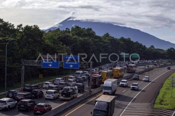 Kepadatan jalur Puncak Bogor saat libur panjang