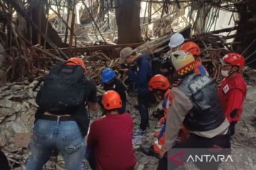 Fokus pembersihan, evakuasi korban kebakaran Glodok berhenti sementara