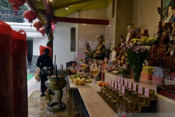 Sterilisasi wihara jelang perayaan Imlek di Lampung