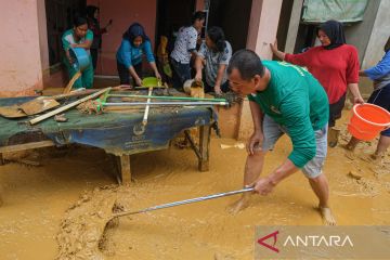 Bersihkan sedimen banjir Kendari