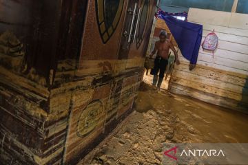 Bersihkan sedimen banjir Kendari