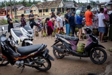 Antrean pembelian gas elpiji bersubsidi di Kabupaten Bangka