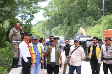 Pj Gubernur NTT Andriko: Jalan trans-Timor sudah bisa dilalui