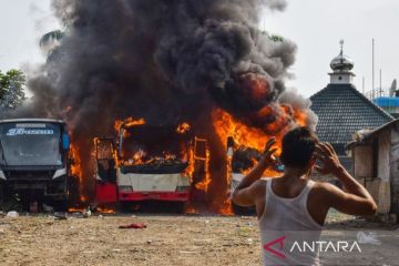 Kebakaran pool bus di Medan