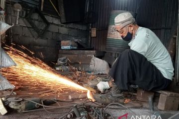Usaha pandai besi tradisional Air Duren