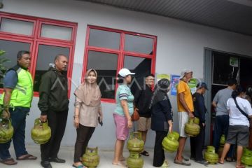 Antrean pembelian elpiji subsidi tiga kilogram di Kota Bogor