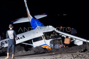 Sejumlah petugas bersama warga mengevakuasi pesawat jatuh di pesisir Muncar, Jatim