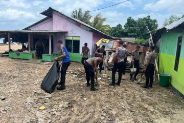 Personel Polairud Polda NTT bantu bersihkan rumah korban banjir rob