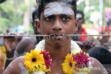Tradisi Tusuk Lidah umat Hindu di Medan