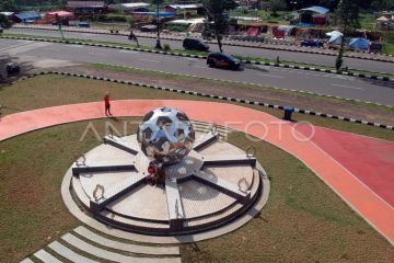 Ruang terbuka Tugu Bola Stadion Pakansari Bogor