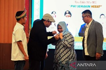 Bupati Bengkalis Kasmami terima penghargaan dari PWI