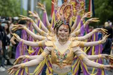 Seniman menampilkan tarian seribu tangan saat kirab budaya Cap Go Meh
