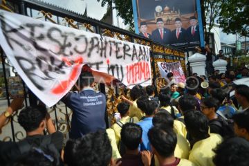Aksi unjuk rasa mahasiswa di Padang