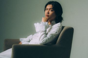 Hal lantunkan puisi pendengarnya dalam album mini "The Folk: Side B"