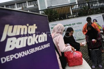 Pembagian nasi bungkus gratis di Depok