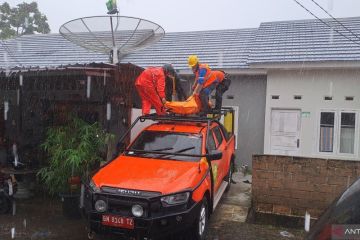 Tim SAR evakuasi korban tersengat listrik di Bangka Tengah