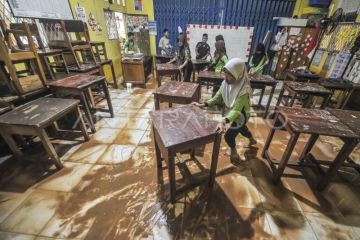 Bersih-bersih sekolah terdampak banjir di Jambi