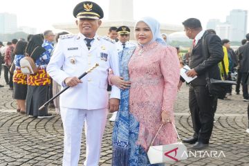 Bupati Kotabaru dan istri sebelum pelantikan kepala daerah di Jakarta