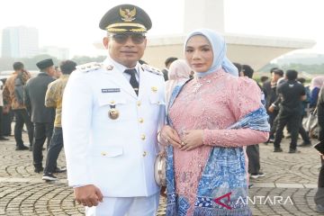 Wakil Bupati Kotabaru dan istri sebelum pelantikan kepala daerah di Jakarta