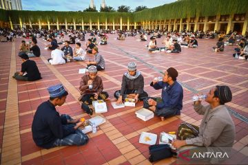 Berbuka puasa di Masjid Istiqlal