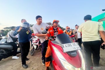 Menteri PKP dibonceng petugas PPPSU naik motor cek tembok kawasan PIK
