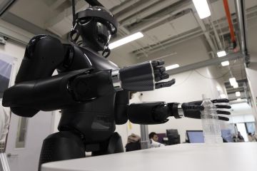 Robot humanoid berpartisipasi dalam ajang half marathon di Beijing