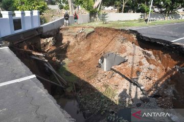 Jembatan amblas di Bekasi